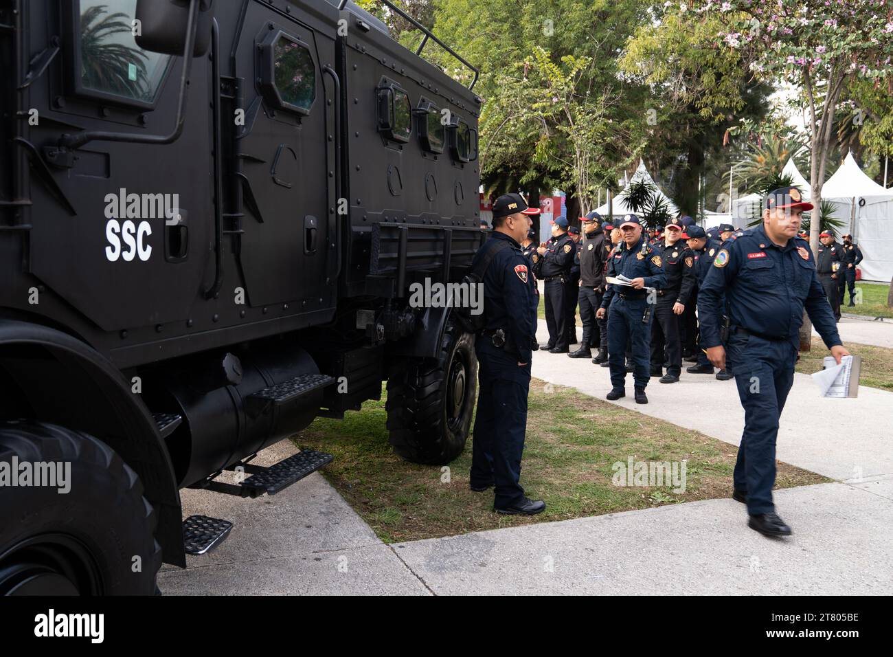 Oltre 4.300 agenti di polizia e pattuglia personale di sicurezza l'evento e 7 cani lavorano dalle 7:00 alle 17:00 ogni giorno, Mexican City Grand Prix, Messico, 28 ottobre 2023. Più di 400.000 persone hanno partecipato all'evento. 65 persone sono state escluse dall'evento a seguito di un alterco o di un comportamento inappropriato, ha confermato il Segretario di sicurezza di MayorÕs per la città. Crediti: Lexie Harrison-Cripps Foto Stock