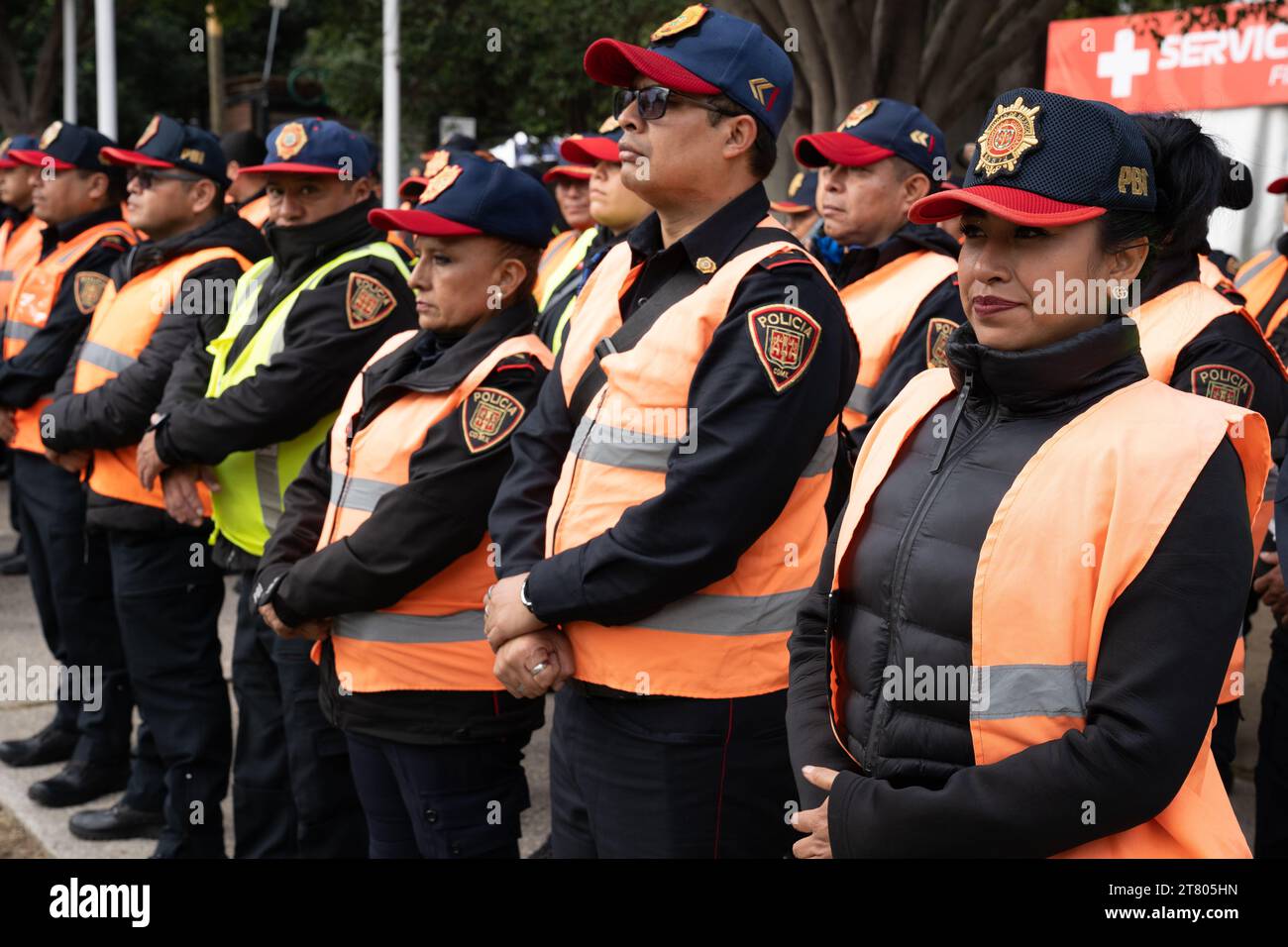 Oltre 4.300 agenti di polizia e pattuglia personale di sicurezza l'evento e 7 cani lavorano dalle 7:00 alle 17:00 ogni giorno, Mexican City Grand Prix, Messico, 28 ottobre 2023. Più di 400.000 persone hanno partecipato all'evento. 65 persone sono state escluse dall'evento a seguito di un alterco o di un comportamento inappropriato, ha confermato il Segretario di sicurezza di MayorÕs per la città. Crediti: Lexie Harrison-Cripps Foto Stock