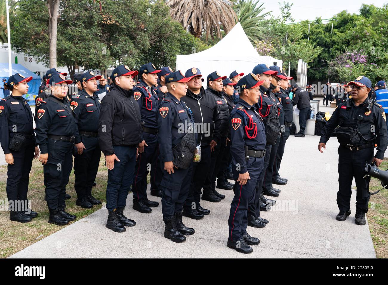 Oltre 4.300 agenti di polizia e pattuglia personale di sicurezza l'evento e 7 cani lavorano dalle 7:00 alle 17:00 ogni giorno, Mexican City Grand Prix, Messico, 28 ottobre 2023. Più di 400.000 persone hanno partecipato all'evento. 65 persone sono state escluse dall'evento a seguito di un alterco o di un comportamento inappropriato, ha confermato il Segretario di sicurezza di MayorÕs per la città. Crediti: Lexie Harrison-Cripps Foto Stock