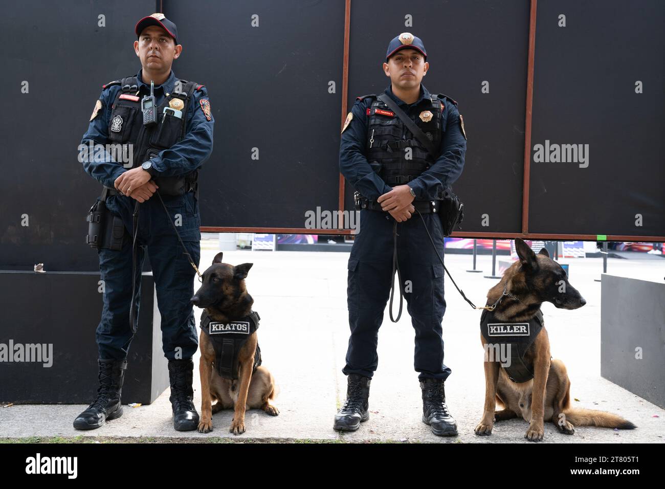 Oltre 4.300 agenti di polizia e pattuglia personale di sicurezza l'evento e 7 cani lavorano dalle 7:00 alle 17:00 ogni giorno, Mexican City Grand Prix, Messico, 28 ottobre 2023. Più di 400.000 persone hanno partecipato all'evento. 65 persone sono state escluse dall'evento a seguito di un alterco o di un comportamento inappropriato, ha confermato il Segretario di sicurezza di MayorÕs per la città. Crediti: Lexie Harrison-Cripps Foto Stock