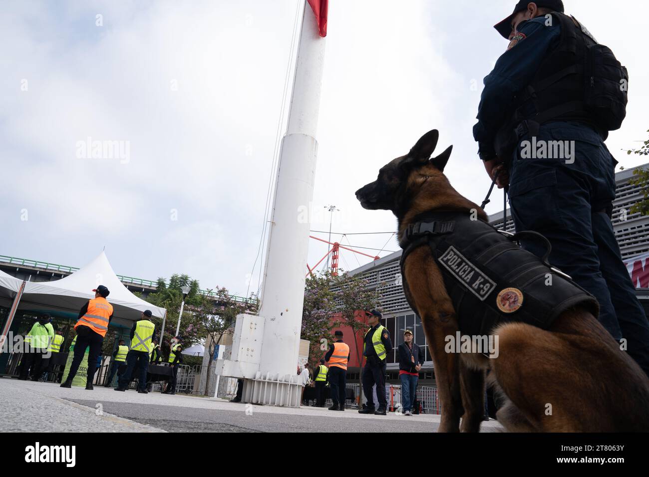 Oltre 4.300 agenti di polizia e pattuglia personale di sicurezza l'evento e 7 cani lavorano dalle 7:00 alle 17:00 ogni giorno, Mexican City Grand Prix, Messico, 28 ottobre 2023. Più di 400.000 persone hanno partecipato all'evento. 65 persone sono state escluse dall'evento a seguito di un alterco o di un comportamento inappropriato, ha confermato il Segretario di sicurezza di MayorÕs per la città. Crediti: Lexie Harrison-Cripps Foto Stock
