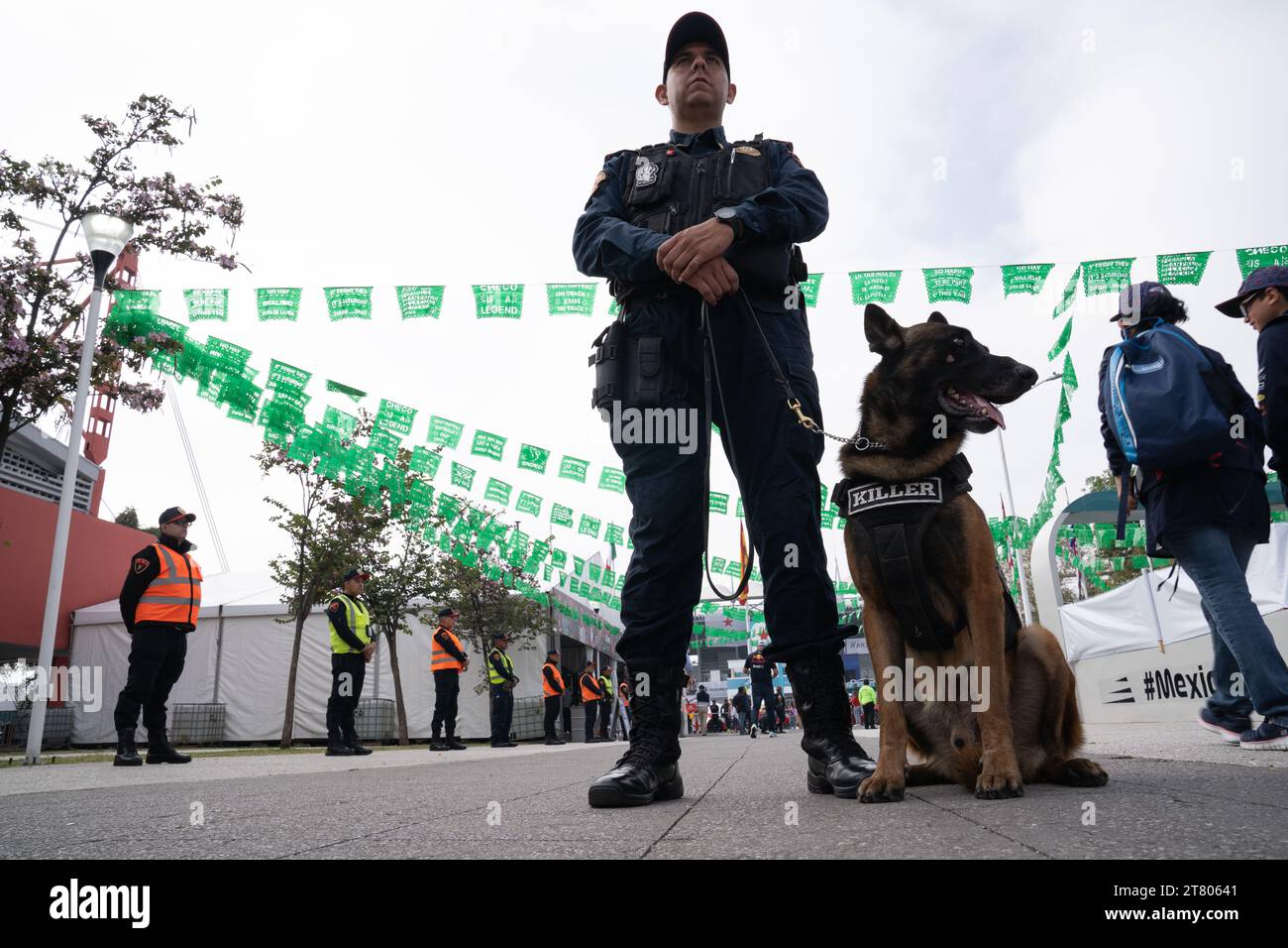 Oltre 4.300 agenti di polizia e pattuglia personale di sicurezza l'evento e 7 cani lavorano dalle 7:00 alle 17:00 ogni giorno, Mexican City Grand Prix, Messico, 28 ottobre 2023. Più di 400.000 persone hanno partecipato all'evento. 65 persone sono state escluse dall'evento a seguito di un alterco o di un comportamento inappropriato, ha confermato il Segretario di sicurezza di MayorÕs per la città. Crediti: Lexie Harrison-Cripps Foto Stock