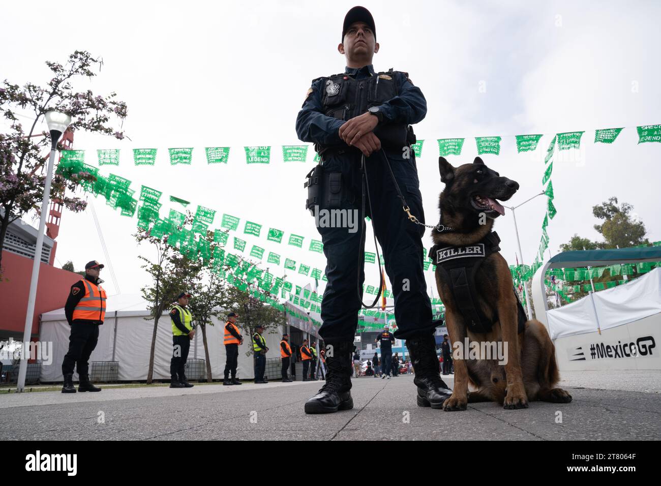 Oltre 4.300 agenti di polizia e pattuglia personale di sicurezza l'evento e 7 cani lavorano dalle 7:00 alle 17:00 ogni giorno, Mexican City Grand Prix, Messico, 28 ottobre 2023. Più di 400.000 persone hanno partecipato all'evento. 65 persone sono state escluse dall'evento a seguito di un alterco o di un comportamento inappropriato, ha confermato il Segretario di sicurezza di MayorÕs per la città. Crediti: Lexie Harrison-Cripps Foto Stock