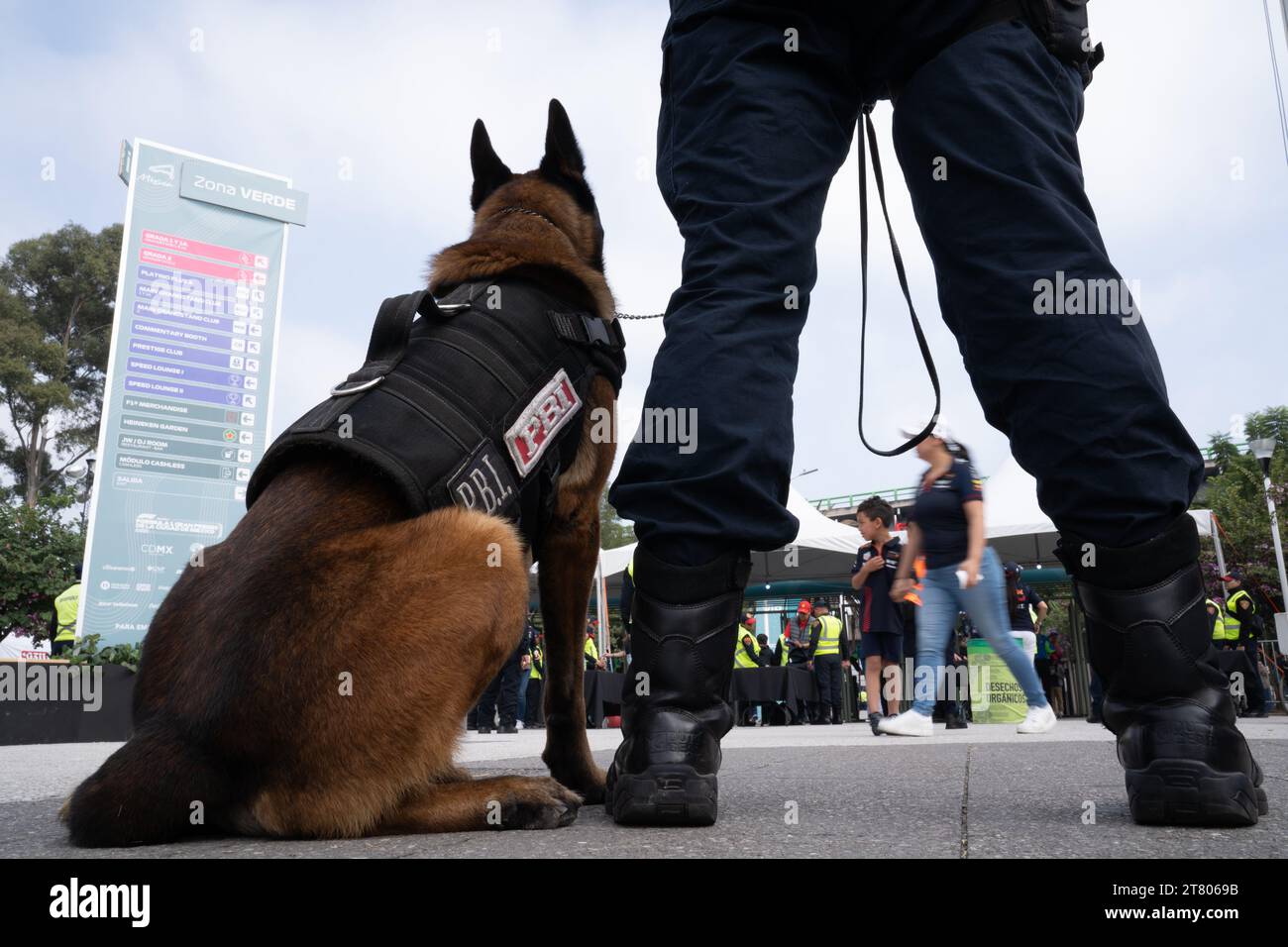 Oltre 4.300 agenti di polizia e pattuglia personale di sicurezza l'evento e 7 cani lavorano dalle 7:00 alle 17:00 ogni giorno, Mexican City Grand Prix, Messico, 28 ottobre 2023. Più di 400.000 persone hanno partecipato all'evento. 65 persone sono state escluse dall'evento a seguito di un alterco o di un comportamento inappropriato, ha confermato il Segretario di sicurezza di MayorÕs per la città. Crediti: Lexie Harrison-Cripps Foto Stock
