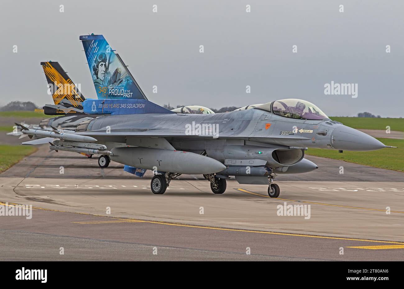 F-16 dell'aeronautica belga in attesa di partenza durante l'esercitazione Cobra Warrior presso RAF Waddington, Lincolnshire, Regno Unito 17 marzo 2023 Foto Stock