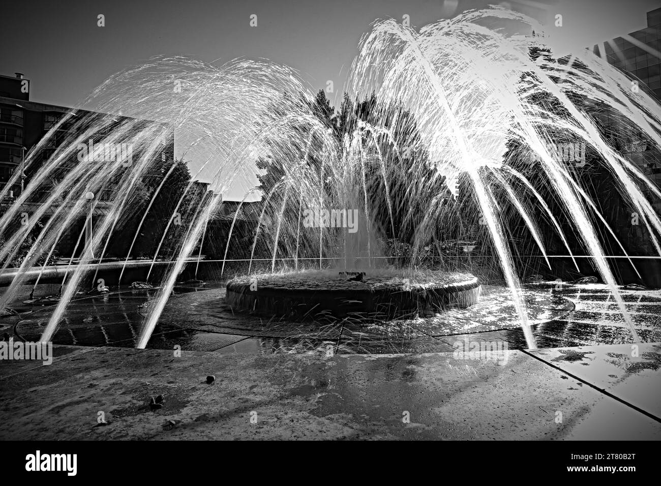 Questa fontana mi ricordava un ragno. Certo, ha più di 8 gambe, ma sembra comunque un cingolato inquietante. Foto Stock