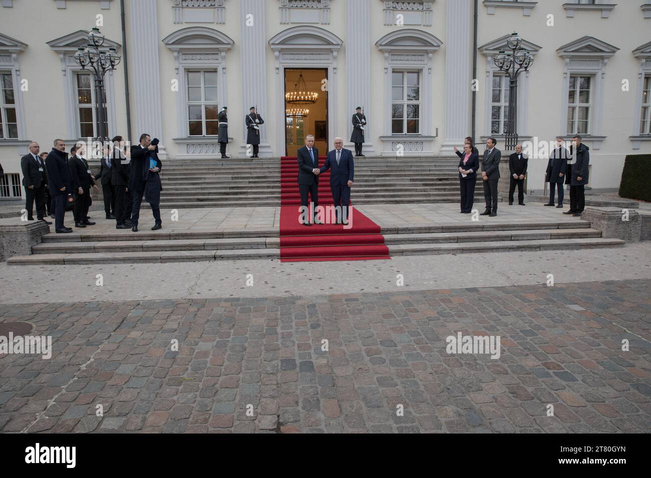 La visita del presidente turco Recep Tayyip Erdogan a Berlino ha segnato un momento significativo nelle relazioni tedesco-turche tra complesse tensioni geopolitiche e preoccupazioni locali. Erdogan, noto per le sue controverse dichiarazioni su Hamas e Israele, è stato ricevuto dal presidente tedesco Frank-Walter Steinmeier allo Schloss Bellevue il 17 novembre 2023. Le precedenti dichiarazioni del Presidente turco, etichettando Hamas come "combattenti per la libertà” e Israele come "Stato terroristico”, hanno suscitato notevoli polemiche e dibattiti in Germania. La Germania considera la sicurezza di Israele come un principio fondamentale del suo pol estero Foto Stock