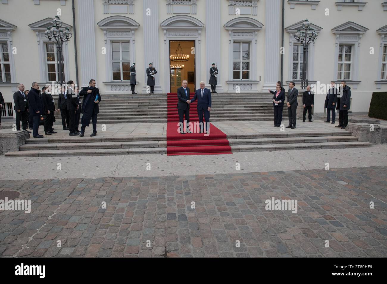 Berlino, Germania. 17 novembre 2023. La visita del presidente turco Recep Tayyip Erdogan a Berlino ha segnato un momento significativo nelle relazioni tedesco-turche tra complesse tensioni geopolitiche e preoccupazioni locali. Erdogan, noto per le sue controverse dichiarazioni su Hamas e Israele, è stato ricevuto dal presidente tedesco Frank-Walter Steinmeier allo Schloss Bellevue il 17 novembre 2023. Le precedenti dichiarazioni del Presidente turco, etichettando Hamas come "combattenti per la libertà” e Israele come "Stato terroristico", hanno suscitato notevoli polemiche e dibattiti in Germania. La Germania detiene la sicurezza di Israele Foto Stock