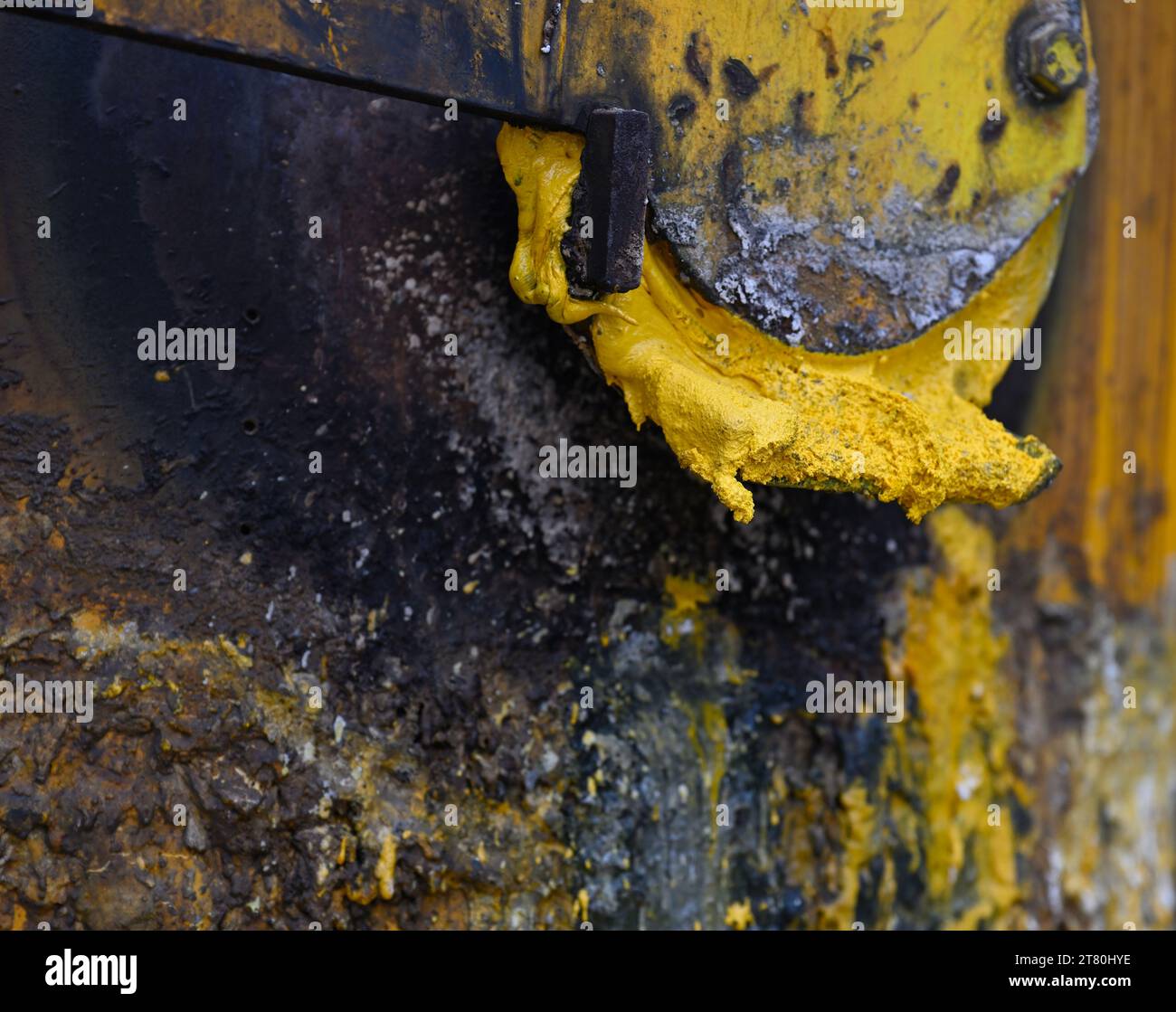 Vernice gialla che trasuda con colori misti astratti Foto Stock