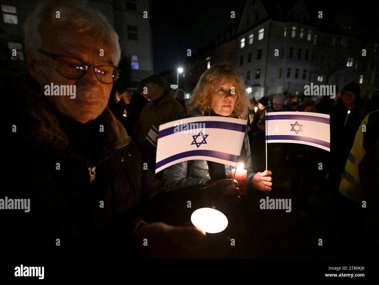 Duesseldorf, Germania. 17 novembre 2023. I partecipanti alla catena di luci in solidarietà con Israele tengono luci e bandiere israeliane in un semicerchio intorno alla sinagoga nella capitale dello stato. Crediti: Roberto Pfeil/dpa/Alamy Live News Foto Stock