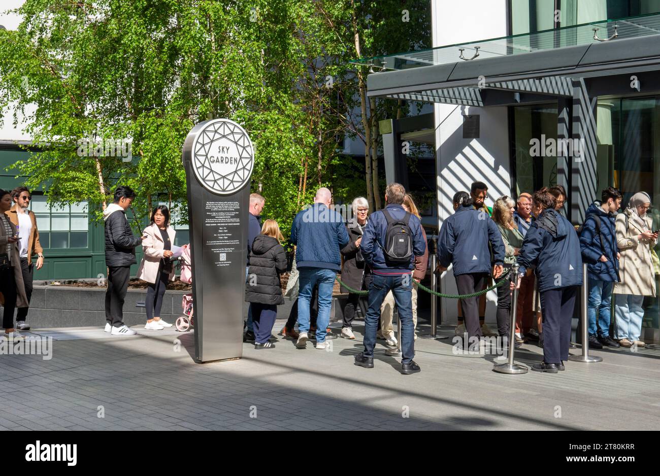 Londra, Regno Unito - 10 maggio 2023 : persone in coda all'ingresso dello Sky Garden di Londra. REGNO UNITO. Foto Stock