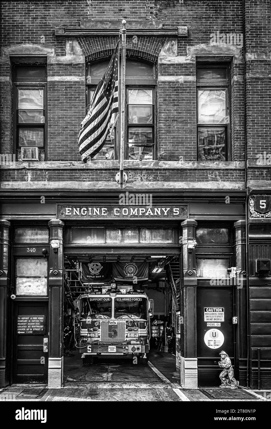New York City, USA, 14 maggio 2018, vista dell'ingresso della stazione dei vigili del fuoco FDNY Engine 5 nel centro di Manhattan Foto Stock