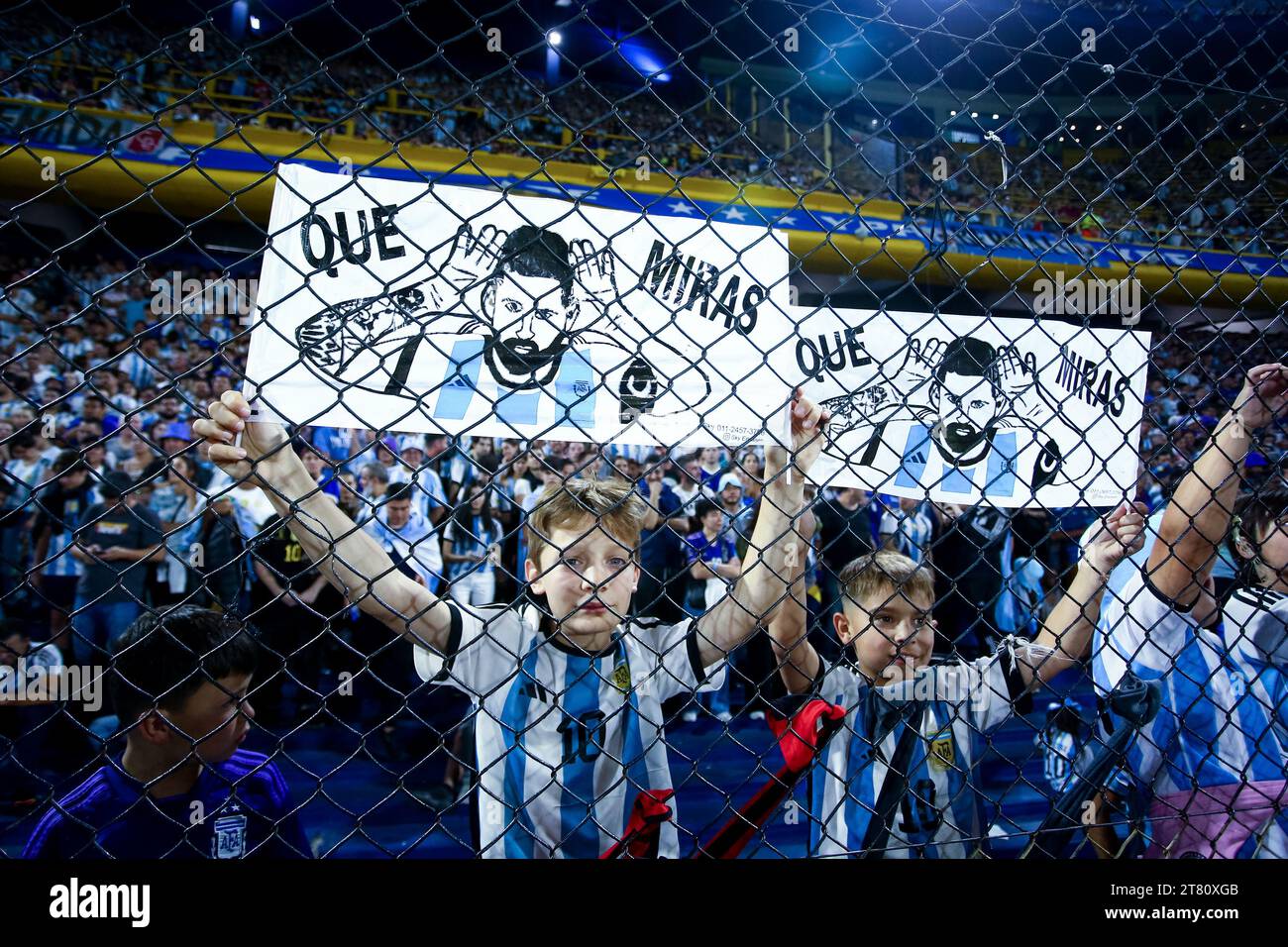 Buenos Aires, Buenos Aires, Argentina. 16 novembre 2023. Due giovani mostrano un cartello con la leggenda “Que Miras” di Lionel messi vista durante la partita tra Argentina e Uruguay come parte delle qualificazioni ai Mondiali di calcio 2026 allo stadio Alberto J. Armando di la Boca, il 16 novembre 2023 a Buenos Aires. Argentina (Credit Image: © Roberto Tuero/ZUMA Press Wire) SOLO USO EDITORIALE! Non per USO commerciale! Foto Stock