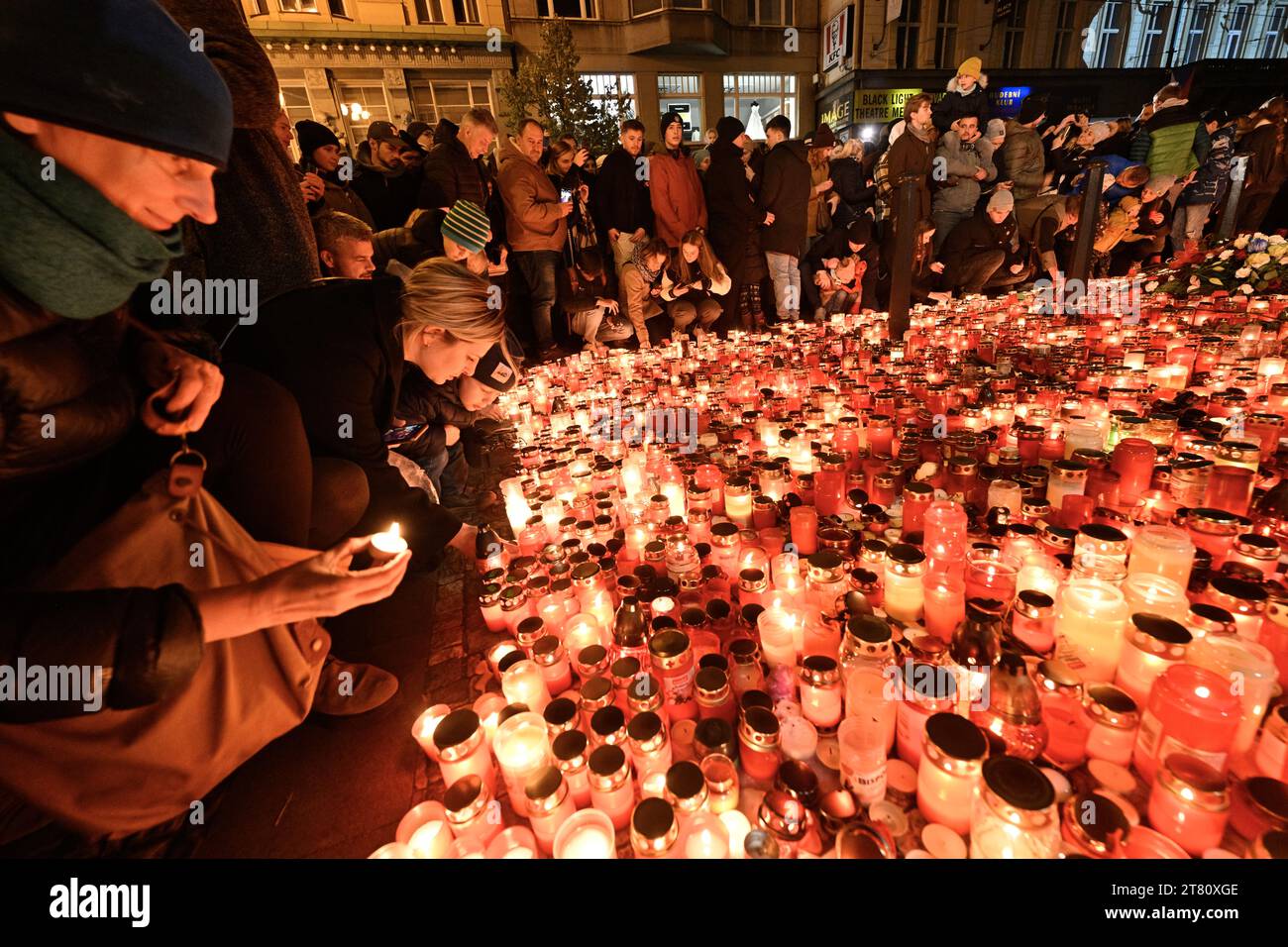 Praga, Repubblica Ceca. 17 novembre 2023. Street festival Korzo Narodni organizzato dall'iniziativa Thanks for the Power per commemorare gli eventi del 17 novembre 1989 e l'anniversario della Rivoluzione di velluto e il giorno della lotta per la libertà e la democrazia e la giornata internazionale dello studente. La gente ha acceso le candele alla targa commemorativa, ricordando gli eventi del 17 novembre 1989, sulla Narodni Trida, Praga, Repubblica ceca, il 17 novembre 2023. Credito: Vit Simanek/CTK Photo/Alamy Live News Foto Stock