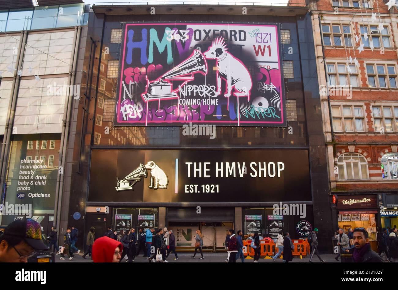 Londra, Regno Unito. 17 novembre 2023. Il famoso logo viene svelato mentre l'iconico negozio di intrattenimento HMV torna nella sua sede principale al 363 di Oxford Street. Il negozio ha chiuso nel 2019 dopo quasi 100 anni a causa di problemi finanziari ed è ora previsto per riaprire il 24 novembre. Credito: Vuk Valcic/Alamy Live News Foto Stock