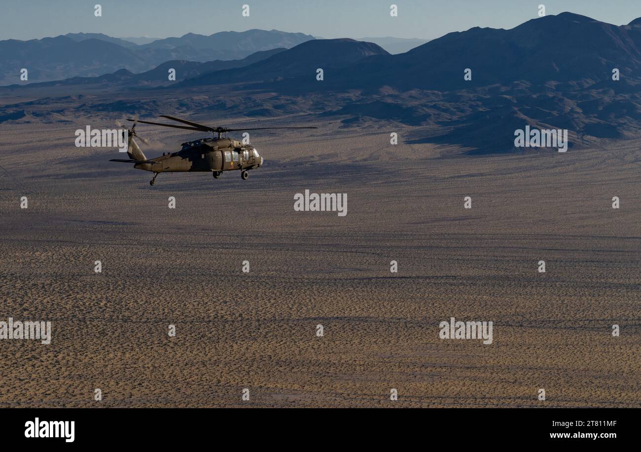 Gli elicotteri Blackhawk dell'esercito STATUNITENSE da Fort Irwin sorvolano il desolato deserto della Califonia durante una missione di addestramento. Foto Stock