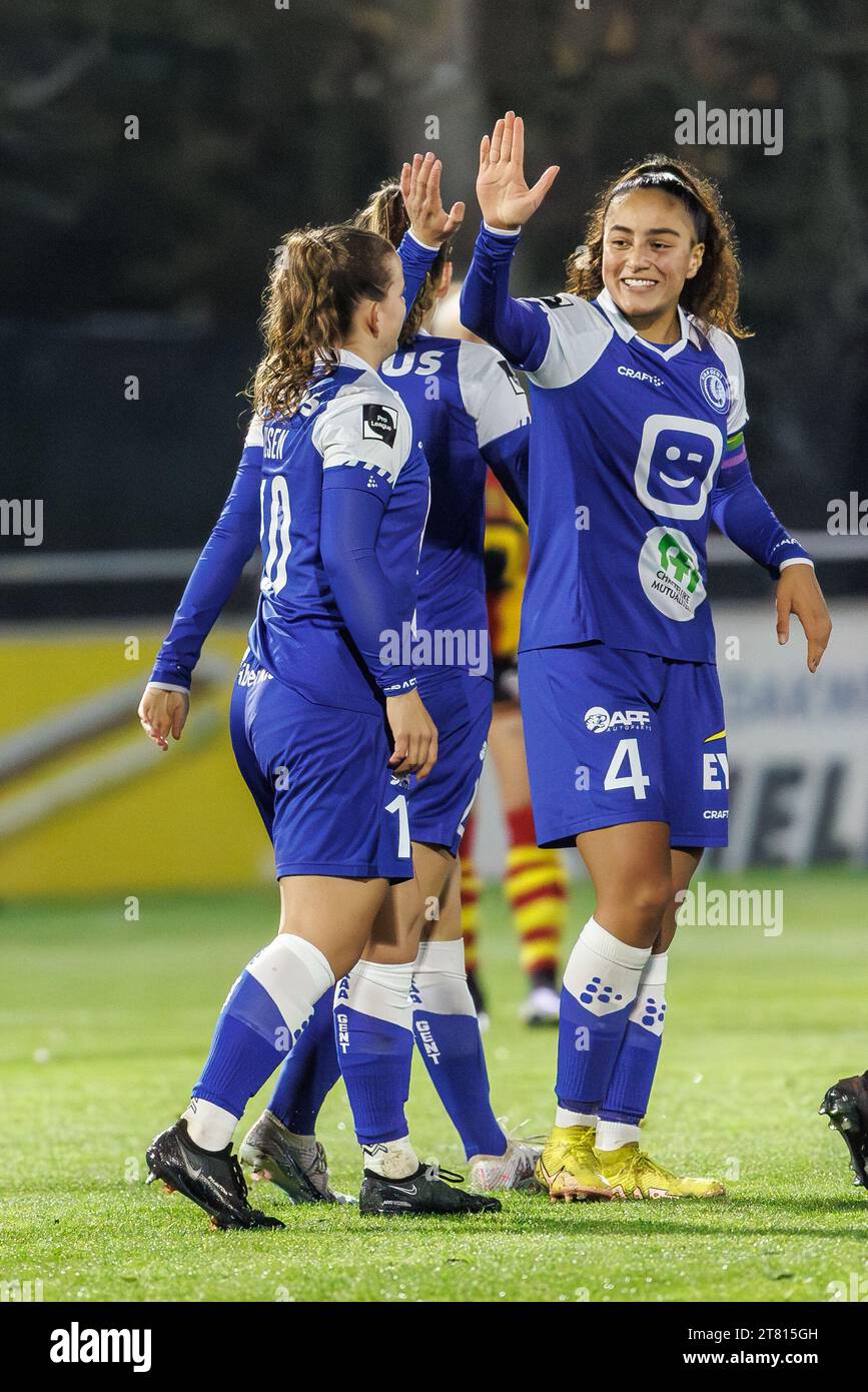 Gent, Belgio. 17 novembre 2023. Gent's Karlijn Helsen festeggia dopo aver segnato punti durante la partita della Super League tra le squadre di calcio femminili KAA Gent Ladies e KV Mechelen, a Gent venerdì 17 novembre 2023. BELGA PHOTO KURT DESPLENTER Credit: Belga News Agency/Alamy Live News Foto Stock