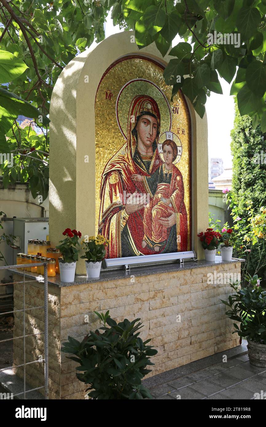 Murale a mosaico di Santa Maria, Chiesa ortodossa di San Giovanni Crisostomo, Cotroceni, Centro storico, Bucarest, Romania, Europa Foto Stock