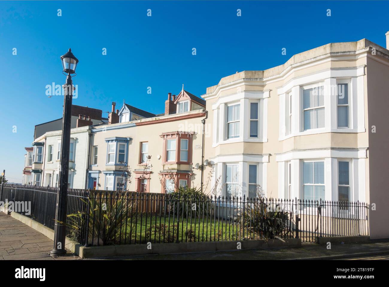 Una fila di case a South Crescent, Headland, Hartlepool, Inghilterra, Regno Unito Foto Stock