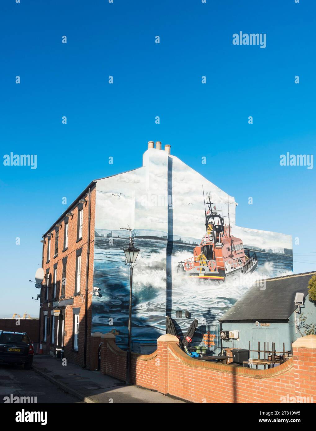 Il murale RNLI di Lewis Hobson di Durham Spray Paints sul pub Ship Inn di Hartlepool, Inghilterra, Regno Unito Foto Stock