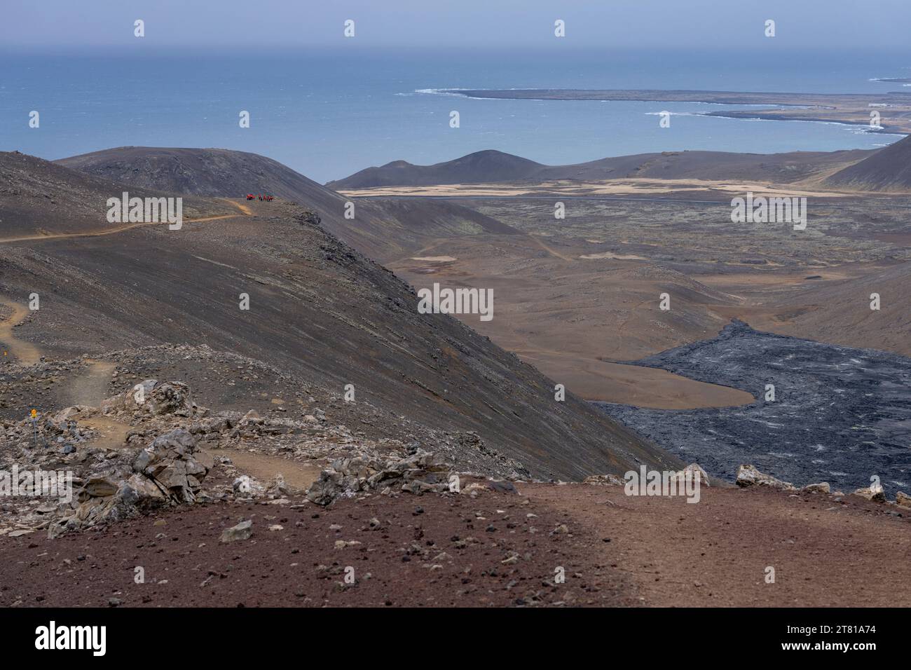 L'oceano Atlantico e la lava vulcanica di Fagradalsfjall sono depositate nel sud-ovest dell'Islanda nella penisola di Reykjanes Foto Stock