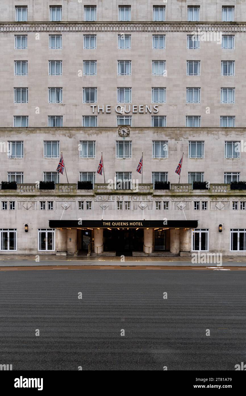 CITY SQUARE, LEEDS, REGNO UNITO - 14 NOVEMBRE 2023. Immagine architettonica a cornice completa della facciata frontale e dell'entrata all'imponente edificio del Queens Hotel Foto Stock