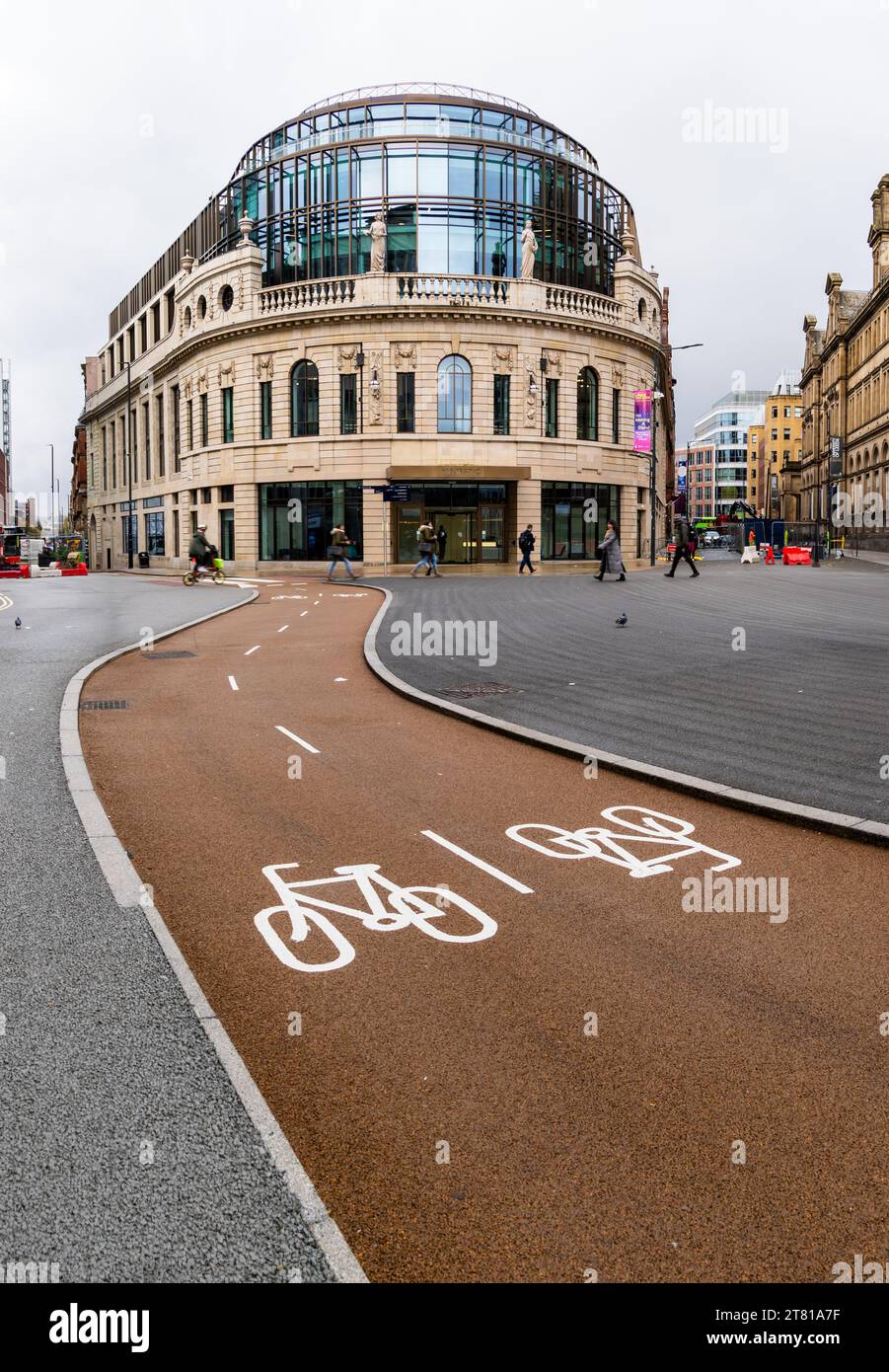 CITY SQUARE, LEEDS, REGNO UNITO - 14 NOVEMBRE 2023. Una nuova pista ciclabile nella zona pedonale di nuova costruzione in City Square Leeds, che previene l'inquinamento dei veicoli Foto Stock