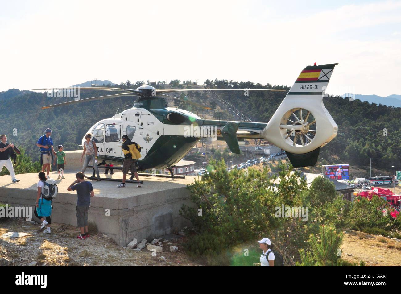 Un'immagine dettagliata di un elicottero della Guardia Civil di stanza a terra Foto Stock