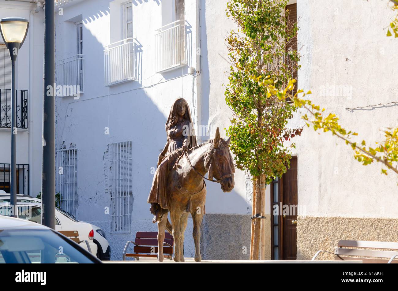 SERON, SPAGNA - 5 NOVEMBRE 2023 Un monumento in bronzo chiamato la sposa di Seron raffigurante una sposa su un cavallo che la avrebbe portata alla città di Baza Foto Stock