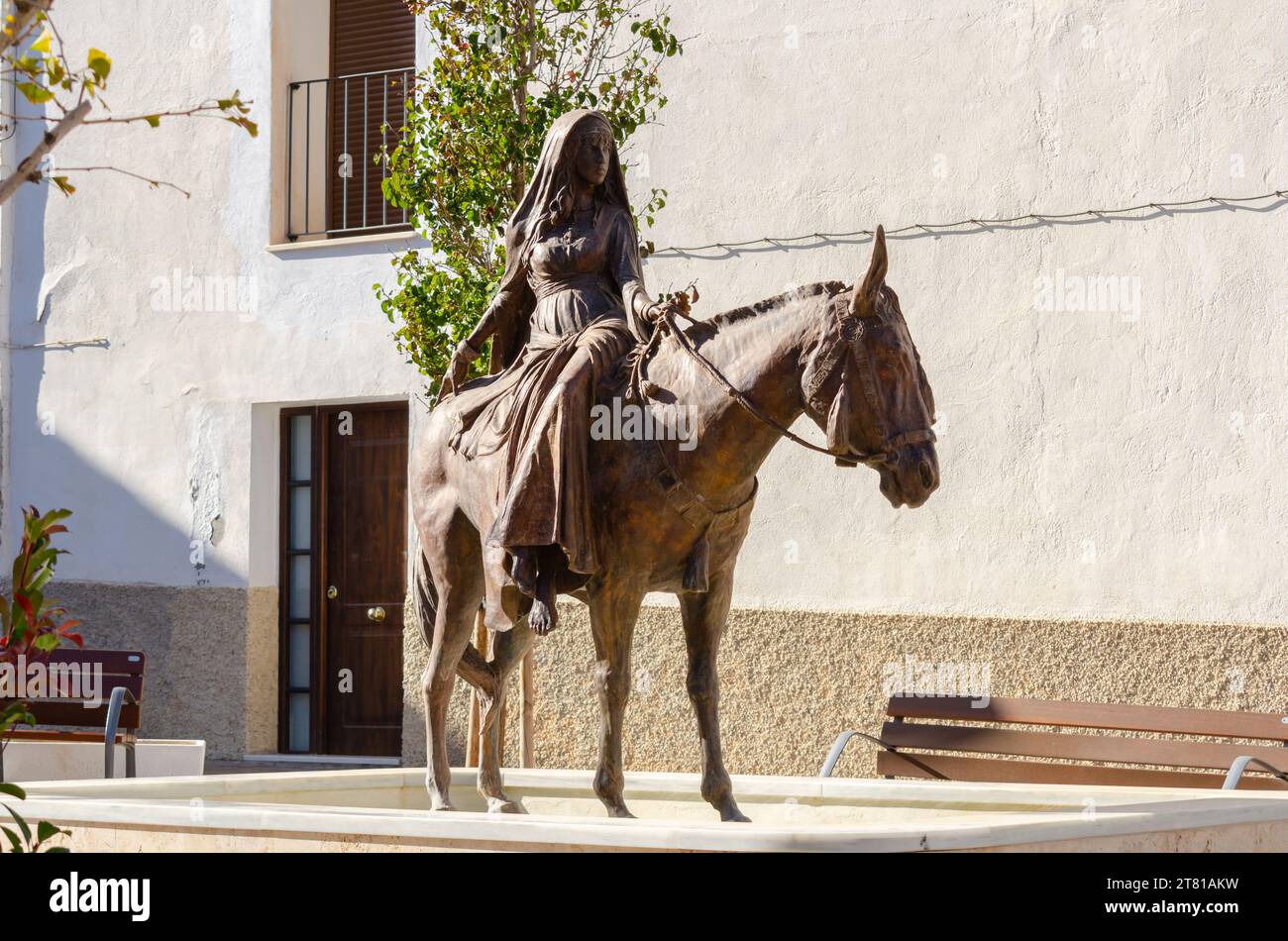 SERON, SPAGNA - 5 NOVEMBRE 2023 Un monumento in bronzo chiamato la sposa di Seron raffigurante una sposa su un cavallo che la avrebbe portata alla città di Baza Foto Stock