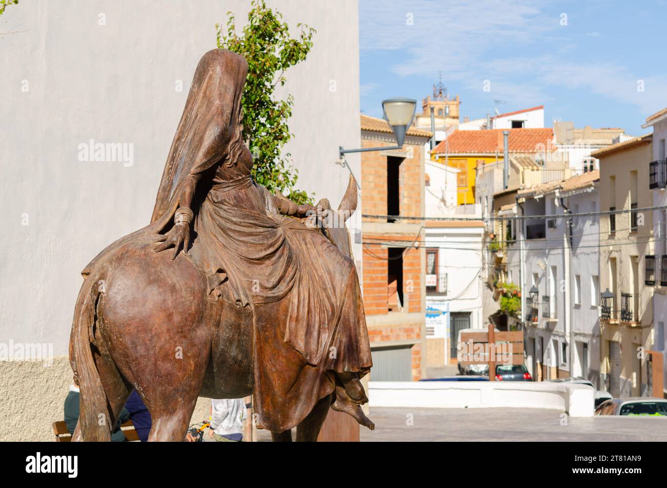 SERON, SPAGNA - 5 NOVEMBRE 2023 Un monumento in bronzo chiamato la sposa di Seron raffigurante una sposa su un cavallo che la avrebbe portata alla città di Baza Foto Stock