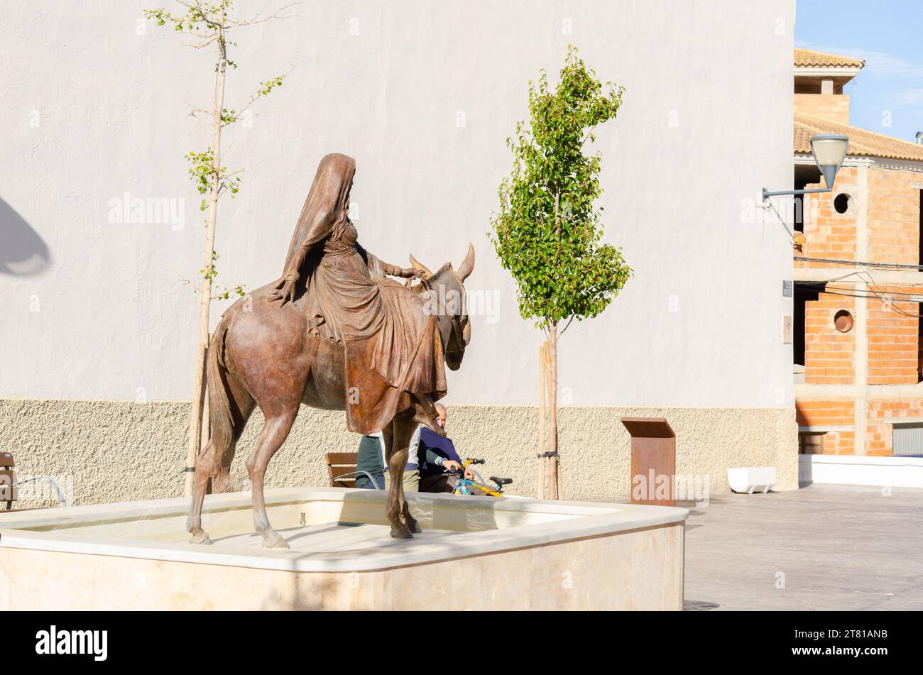 SERON, SPAGNA - 5 NOVEMBRE 2023 Un monumento in bronzo chiamato la sposa di Seron raffigurante una sposa su un cavallo che la avrebbe portata alla città di Baza Foto Stock