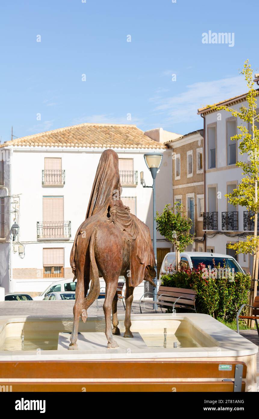 SERON, SPAGNA - 5 NOVEMBRE 2023 Un monumento in bronzo chiamato la sposa di Seron raffigurante una sposa su un cavallo che la avrebbe portata alla città di Baza Foto Stock