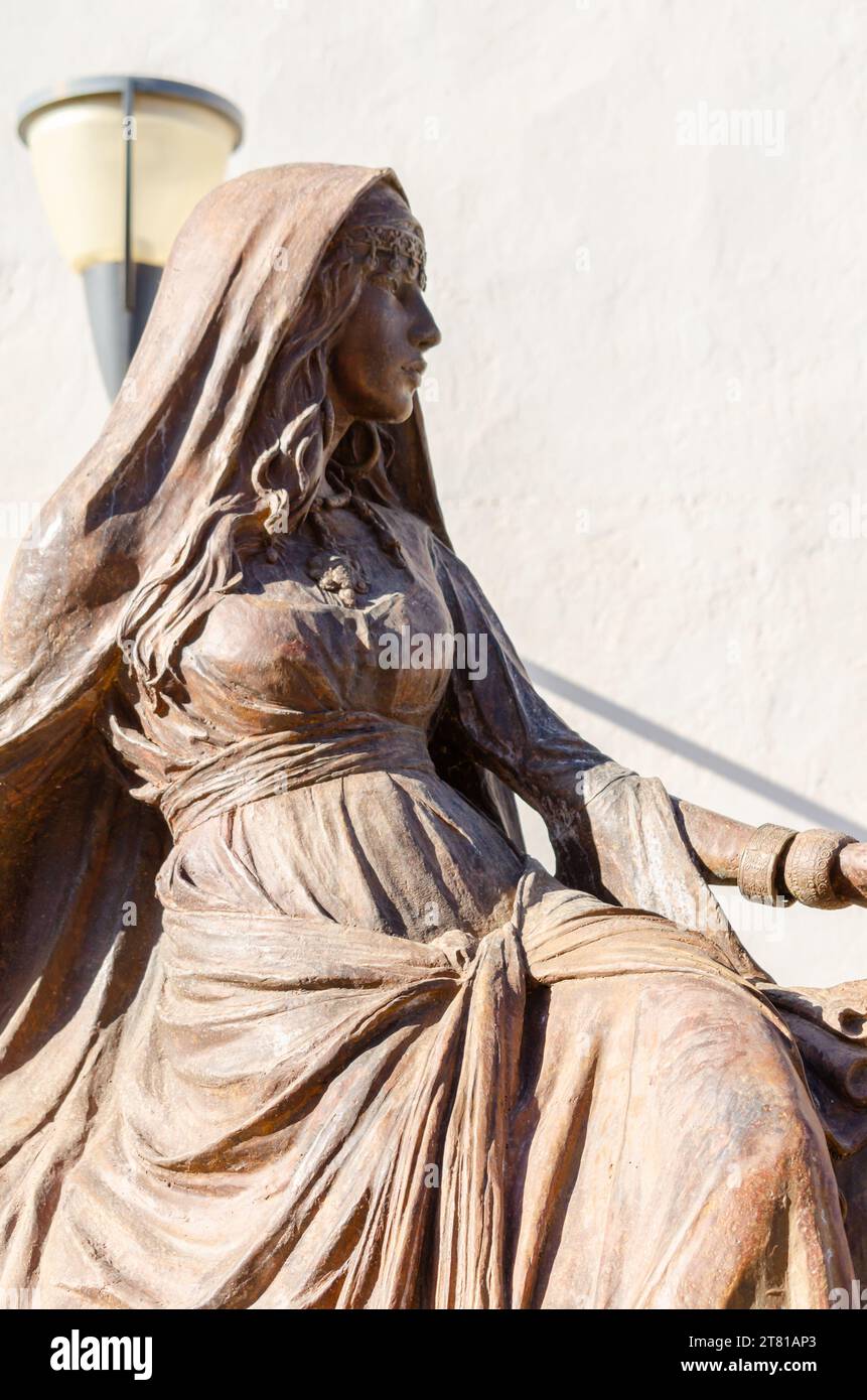 SERON, SPAGNA - 5 NOVEMBRE 2023 Un monumento in bronzo chiamato la sposa di Seron raffigurante una sposa su un cavallo che la avrebbe portata alla città di Baza Foto Stock