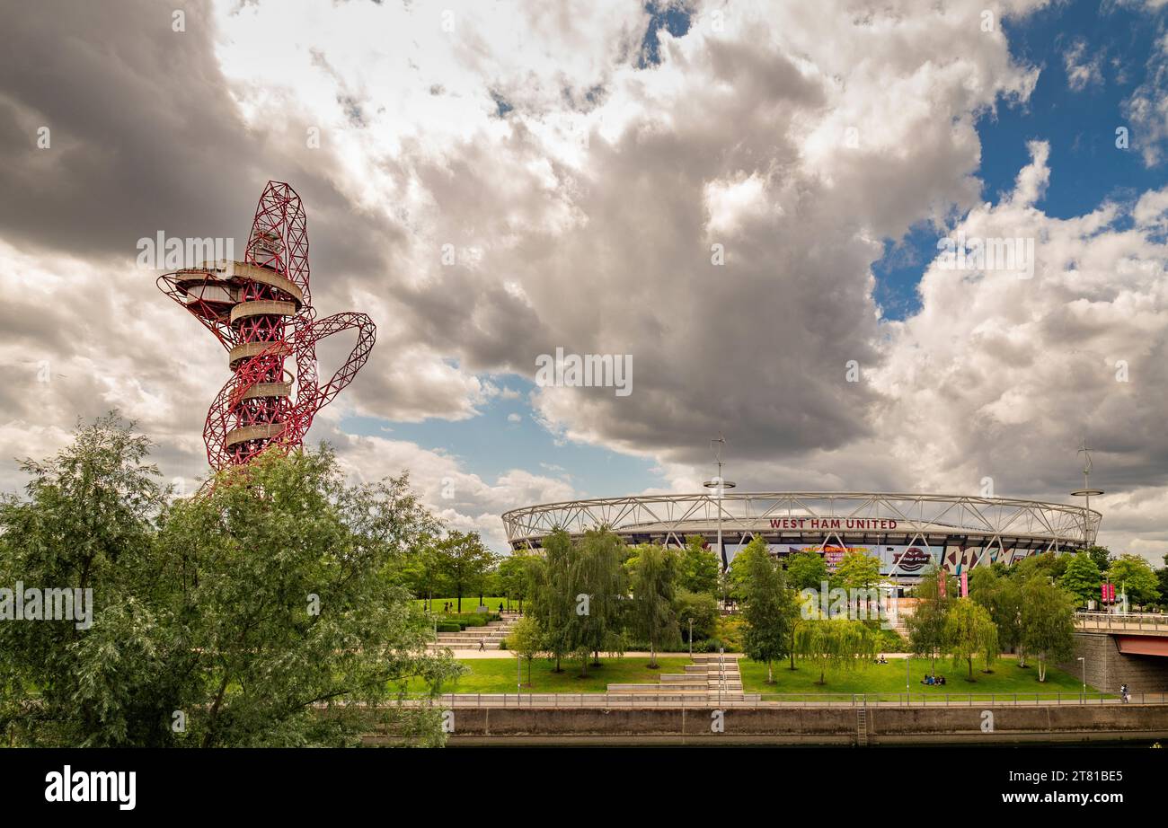 London Stadium, sede della squadra di calcio del West Ham United con la scultura ArcelorMittal Orbit. Foto Stock