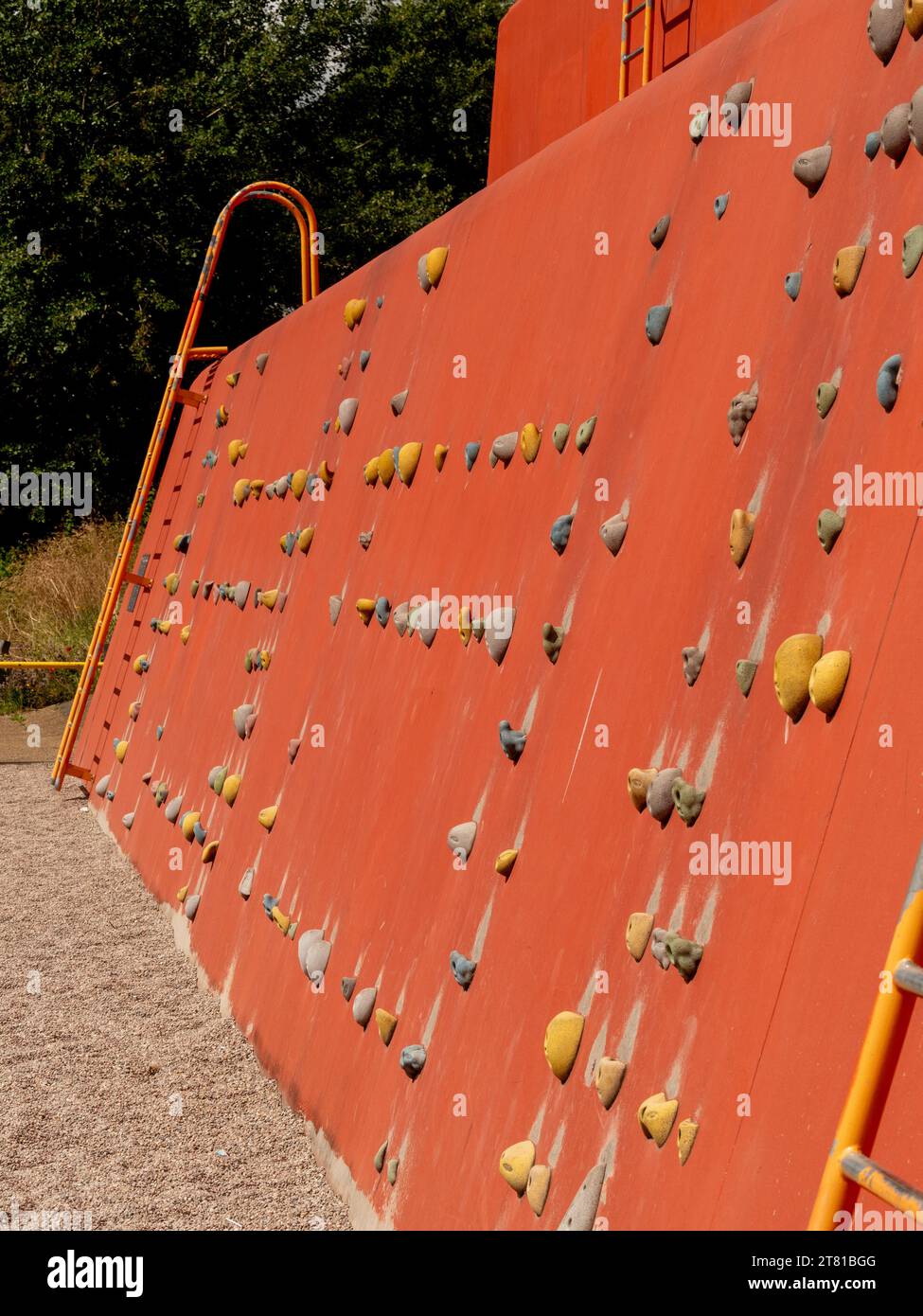 Parete per arrampicata nel Queen Elizabeth Olympic Park, Stratford, Londra, Regno Unito. Foto Stock