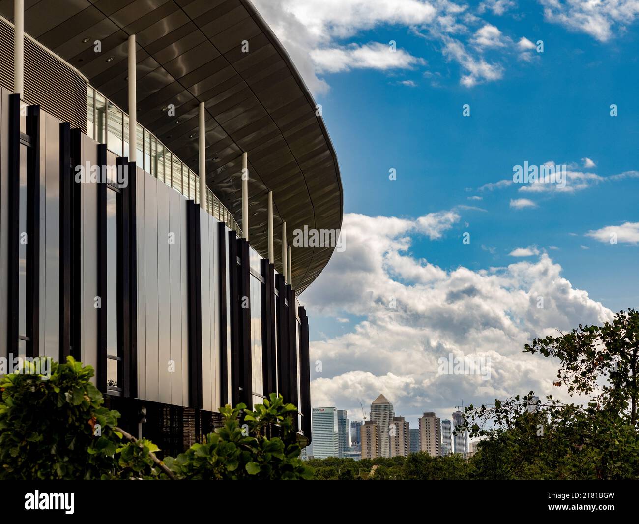 Esterno del London Stadium che guarda a sud verso gli iconici grattacieli di Canary Wharf. Londra. REGNO UNITO Foto Stock