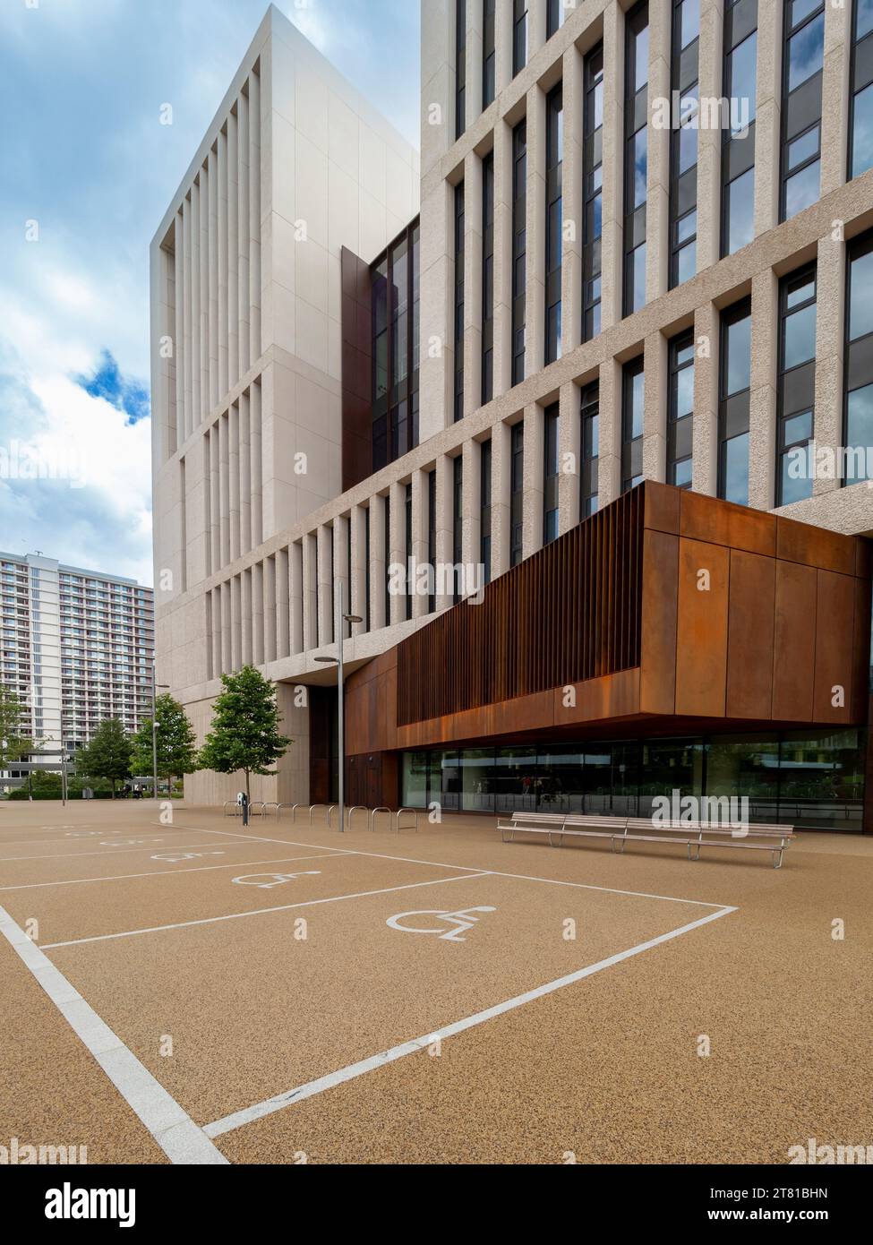 Parcheggi per disabili all'esterno del campus UCL East, edificio Marshgate progettato da Stanton Williams, situato nell'ex Olympic Park, Stratford, Londra. Foto Stock