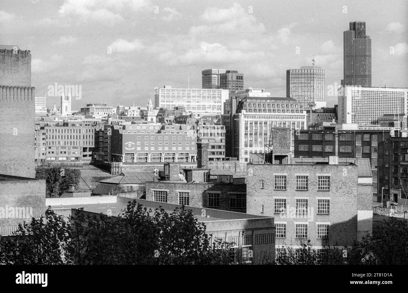 Immagine d'archivio in bianco e nero degli anni '1980 della vista elevata dello skyline della City di Londra da Bankside su South Bank. Bankside Power Station all'estrema sinistra e NatWest Tower sulla destra. Foto Stock