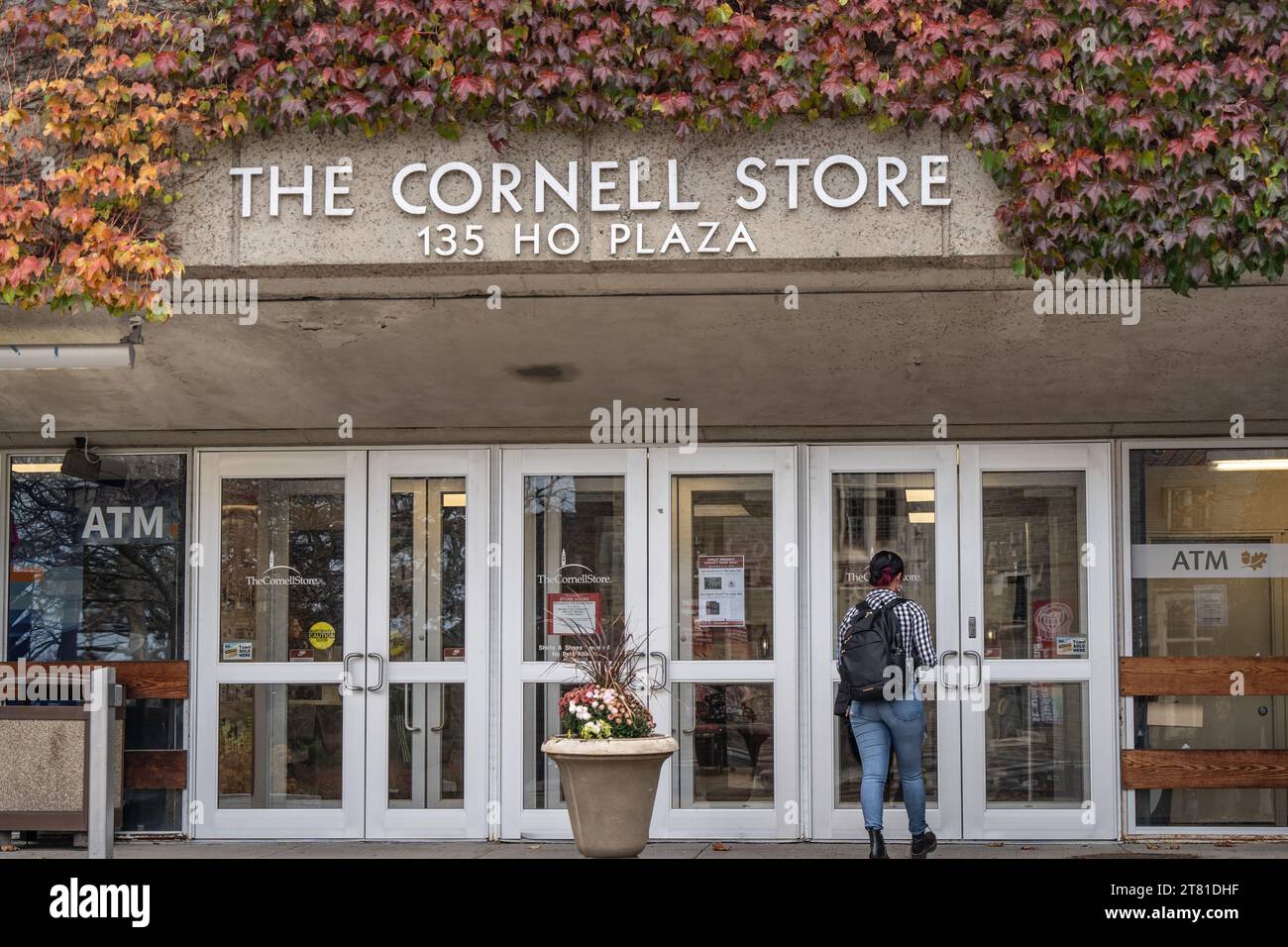 Ithaca, New York - studente che entra nel negozio di libri della Cornell University Foto Stock