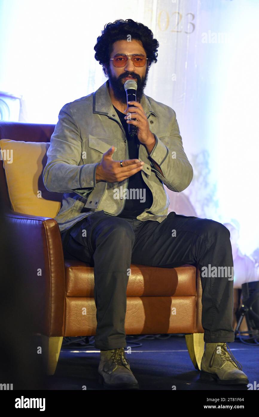 Kolkata, India. 17 novembre 2023. L'attore di Bollywood Vicky Kaushal interagisce con la stampa durante una conferenza stampa del suo prossimo film di Bollywood "Sam Bahadur" a Calcutta. Il film uscirà il 1 dicembre 2023. Credito: SOPA Images Limited/Alamy Live News Foto Stock
