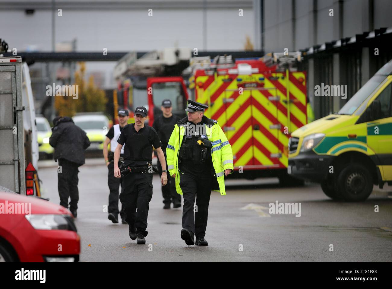 Southampton, Hampshire, Regno Unito. 16 novembre 2023. Gli uffici di polizia e gli altri operatori del servizio di emergenza si riuniscono nel parcheggio. Palestine Action occupa il tetto dell'industria delle armi italiana, il gigante Leonardo nella loro fabbrica di Southampton. Leonardo rifornisce Israele con jet da combattimento e armi attualmente in uso a Gaza. Palestina Action chiede che le compagnie di armamento che forniscono armi a Israele siano chiuse in modo permanente. Hanno annunciato che le società che vendono armi alla forza di difesa israeliana e alle loro società partner saranno prese di mira con azioni dirette. Queste azioni Foto Stock