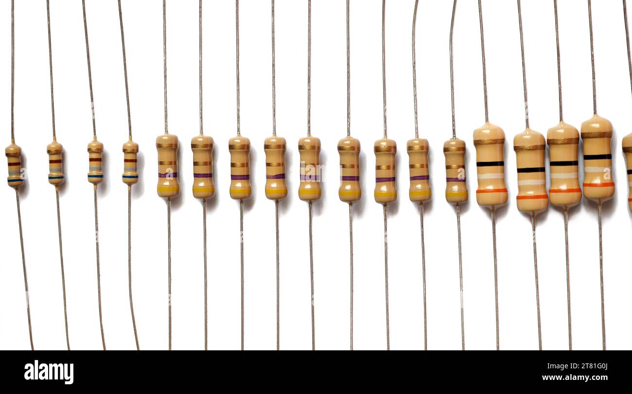 Array di resistenze di diverse dimensioni e potenza su un bianco. Foto Stock