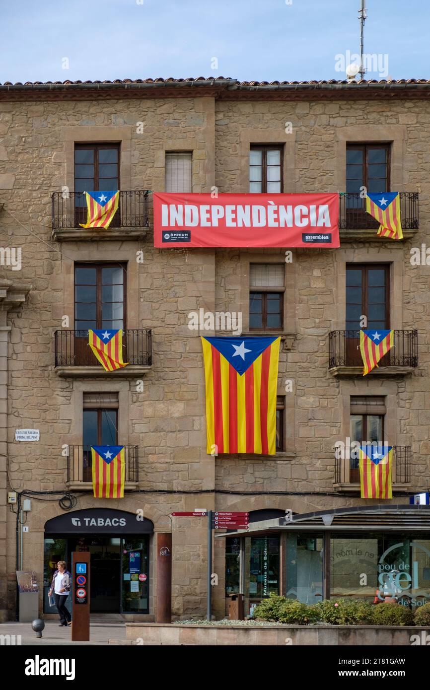 Bandiere a stella non ufficiali dell'estelada catalana e bandiera dell'indipendenza appesa in un edificio nella città di Solsona, Catalogna, Spagna Foto Stock