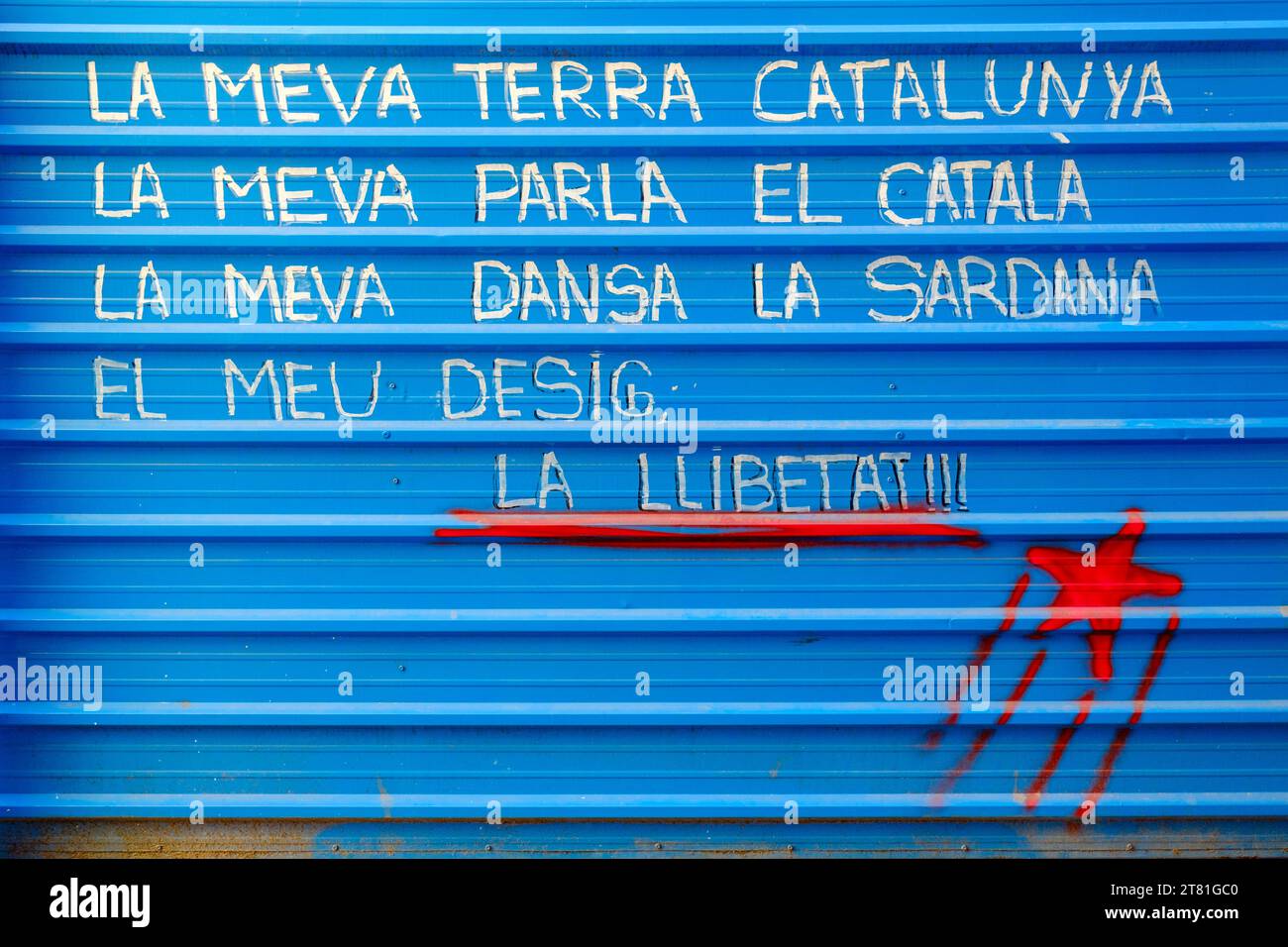 Graffiti per l'indipendenza catalana che promuovono la libertà per la Catalogna, Castellfollit de la Roca, Catalunya, Spagna Foto Stock