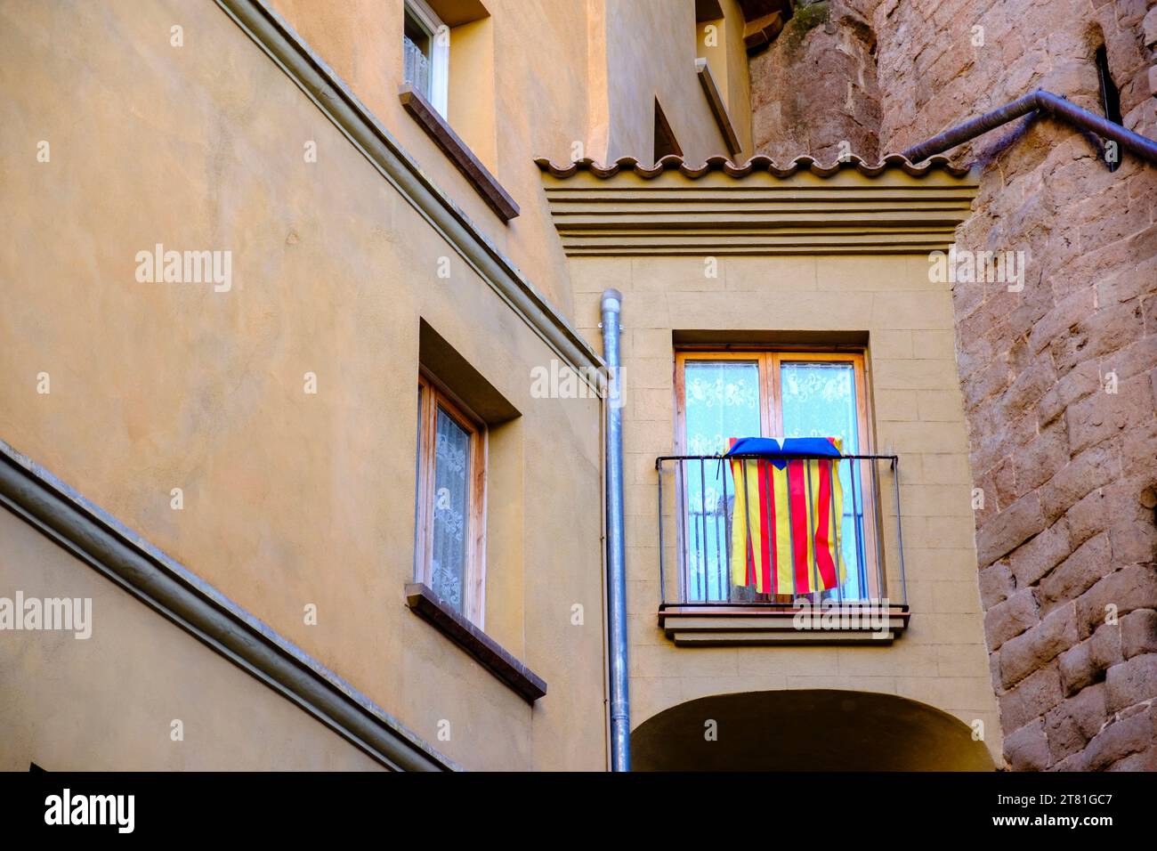 Simbolo di protesta, bandiera non ufficiale a stella catalana Estelada appesa da un balcone nella città di Cardona, Catalogna, Spagna Foto Stock
