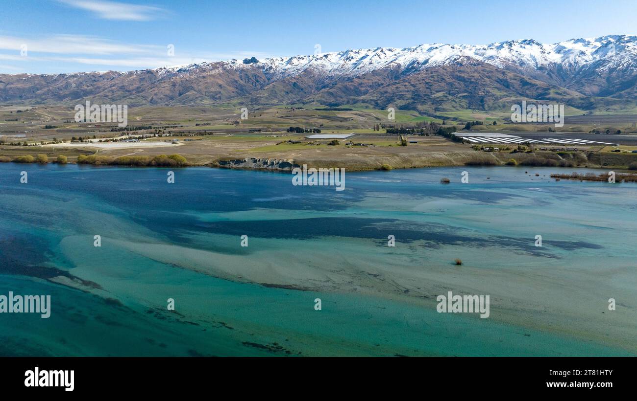 Viste panoramiche aeree del lago Dunstan e della sua costa montuosa nel centro di Otago Foto Stock