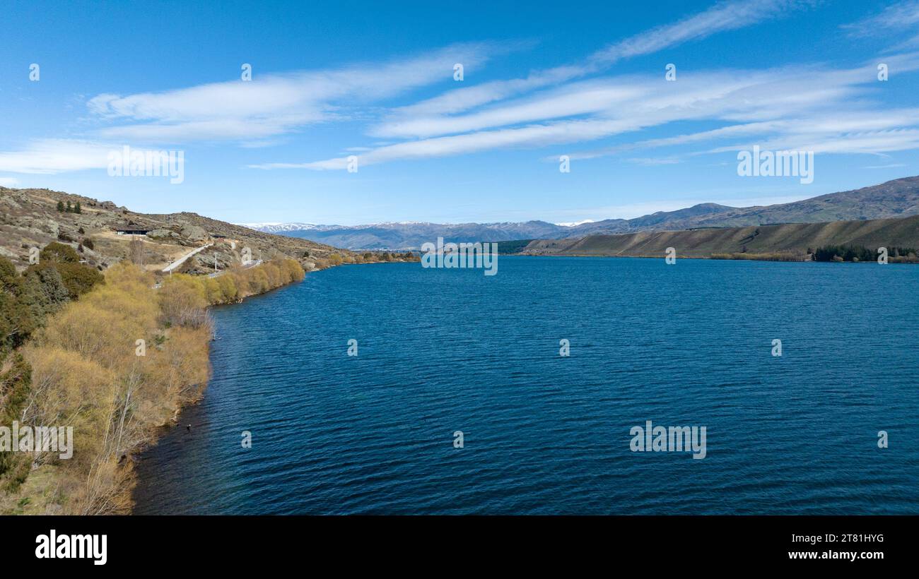 Viste panoramiche aeree del lago Dunstan e della sua costa montuosa nel centro di Otago Foto Stock