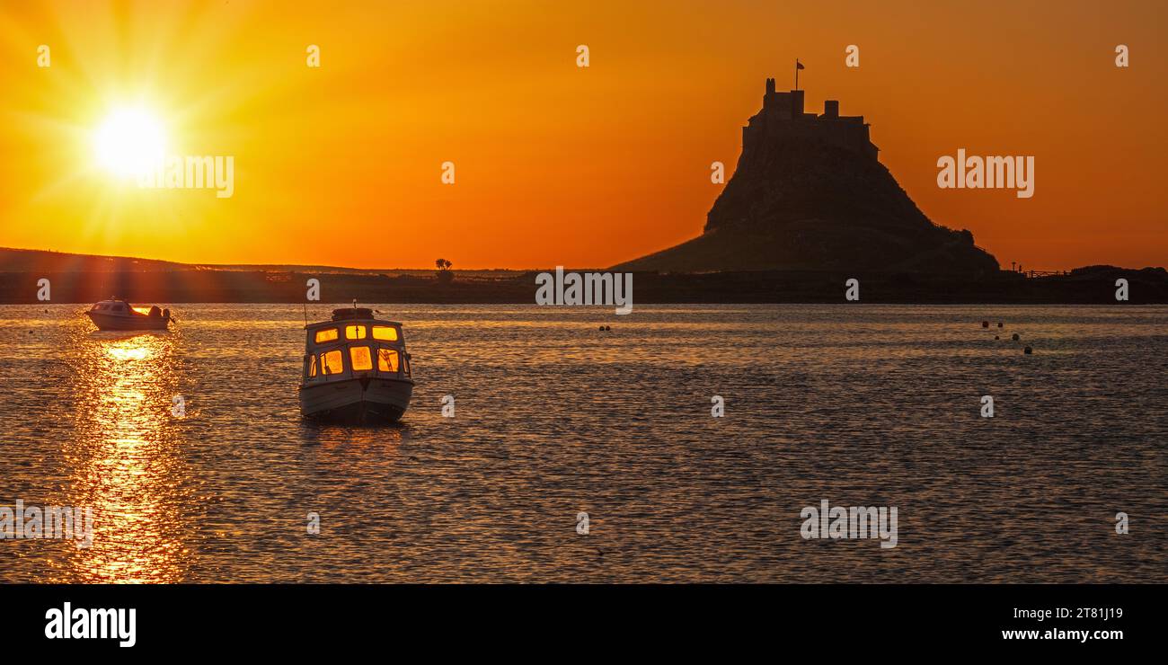 Una vista del castello di Lindisfarne all'alba d'estate guardando di fronte al porto sulla Holy Island di Lindisfarne nel Northumberland, Inghilterra Foto Stock