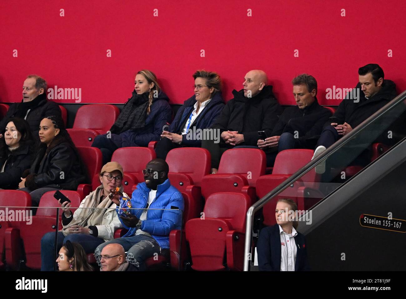 AMSTERDAM - (sopra l) futuro membro del Consiglio di vigilanza dell'Ajax Danny Blind, (3L) allenatore di calcio femminile dell'Ajax Daphne Koster, direttore generale temporaneo dell'Ajax Jan van Halst, (2r) allenatore in prestito Ajax Michel Kreek (r) direttore commerciale Ajax Menno Geelen durante la partita di UEFA Women's Champions League gruppo C tra l'Ajax Amsterdam e il Paris Saint Germain alla Johan Cruijff Arena il 15 novembre 2023 ad Amsterdam, Paesi Bassi. ANP | Hollandse Hoogte | GERRIT VAN COLOGNE Foto Stock